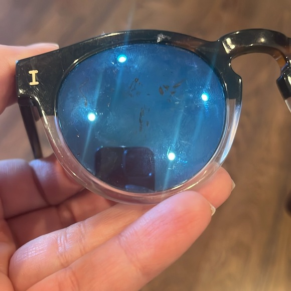 Illestava Leonard Stylish Blue Lens Sunglasses has scratches and leg uneven - Picture 3 of 5